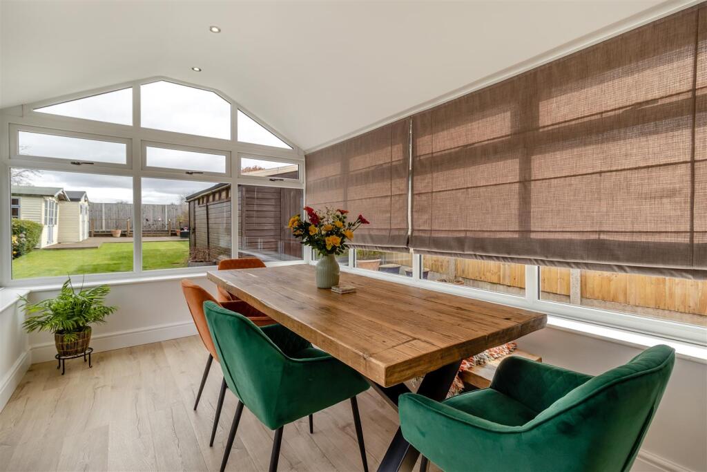 8640908-interior10.jpg