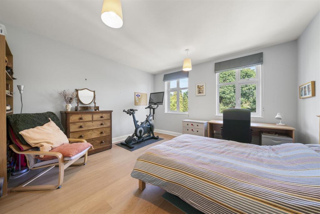 2 Meadow Road Claygate KT10-003.jpg