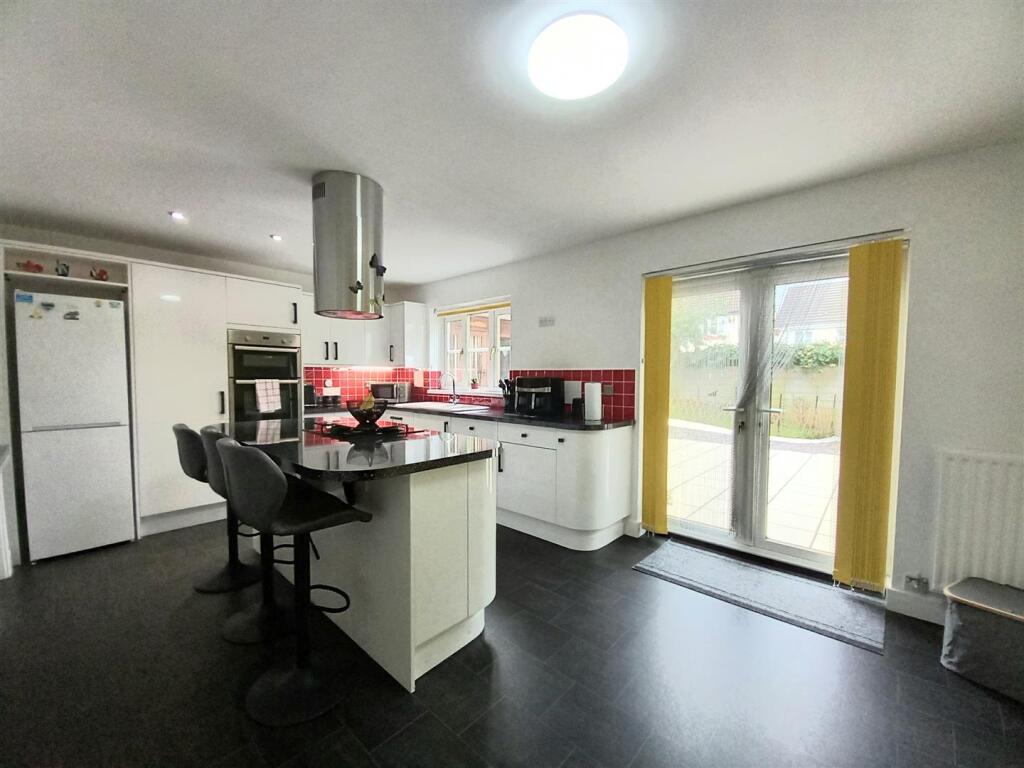 2 Maine Close Kitchen Diner.jpg