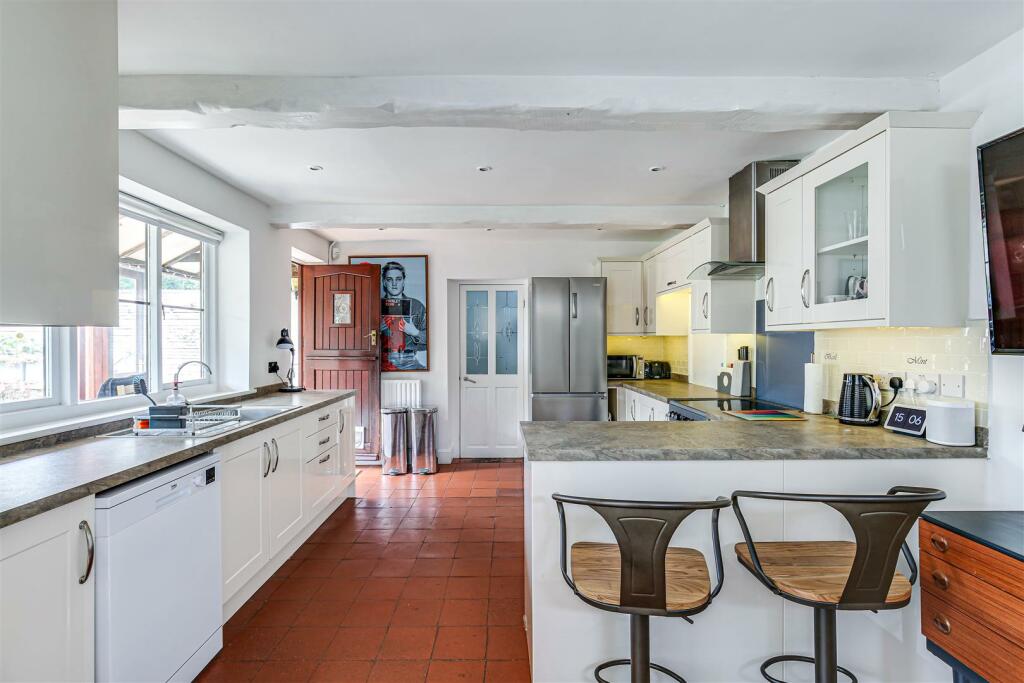 11 Kitchen breakfast.jpg