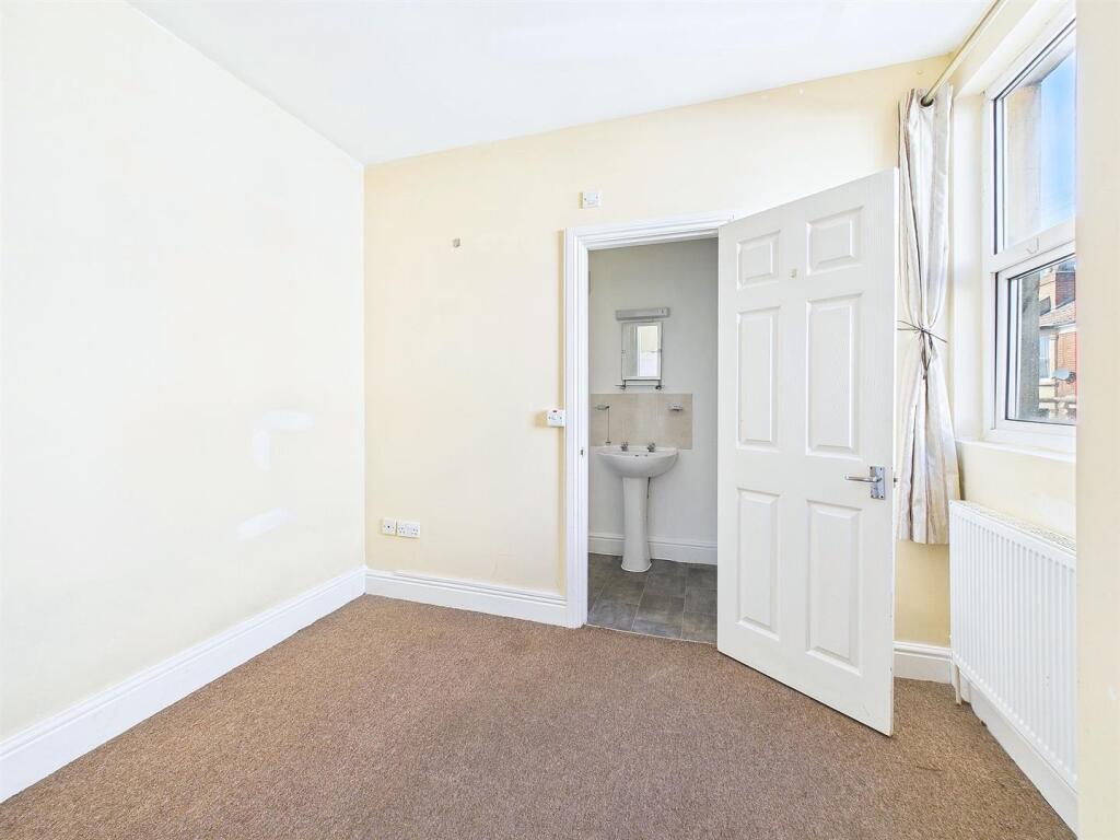 13 - 4 Bedroom End Terrace House.jpg