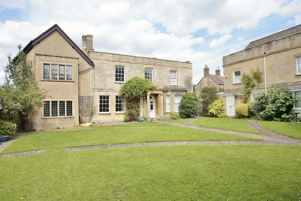 Flat 7 Manor Court frontview (3).JPG