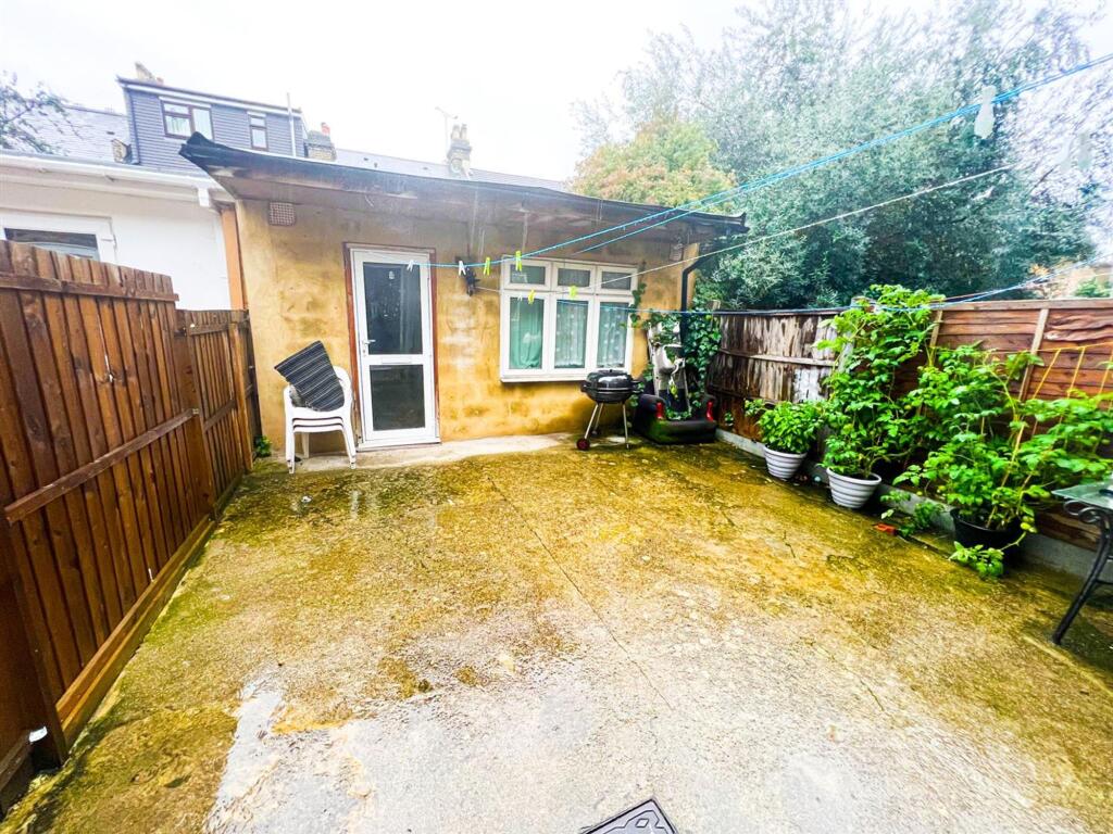 40, Warren Road E10