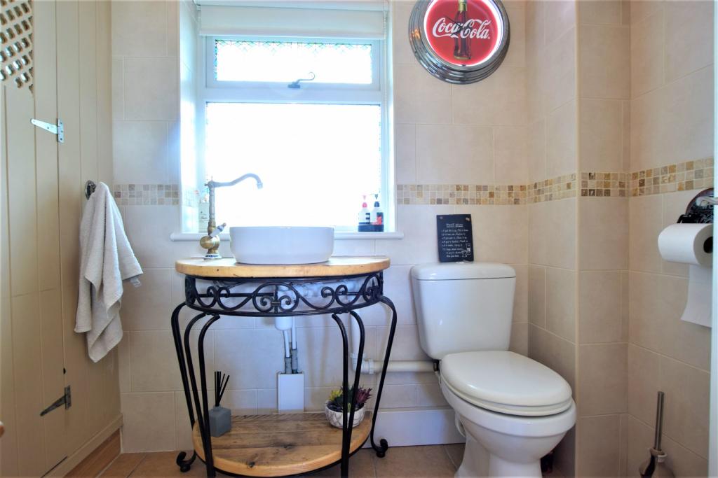 GROUND FLOOR CLOAKROOM