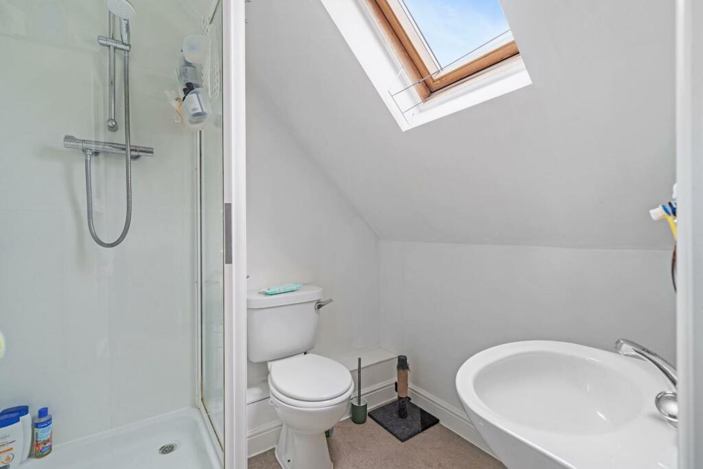 04-729081011 - NS - PropWorld - 2 Oaklands Court -