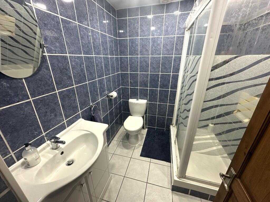D/STAIRS SHOWER ROOM