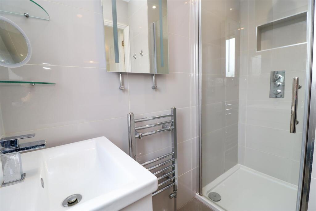 En Suite (Bedroom 1)