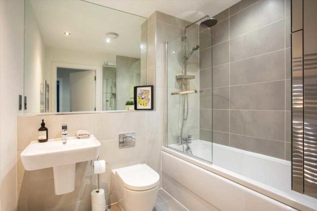 BATHROOM/WC