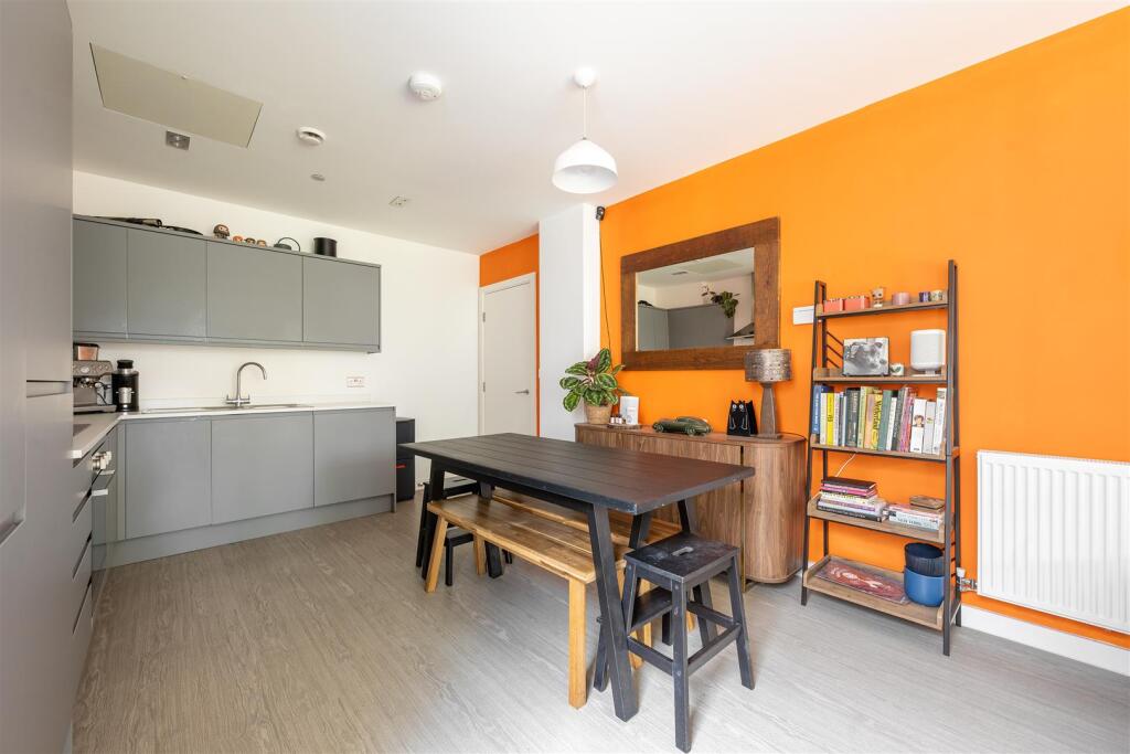 Lena Kennedy Close, E4