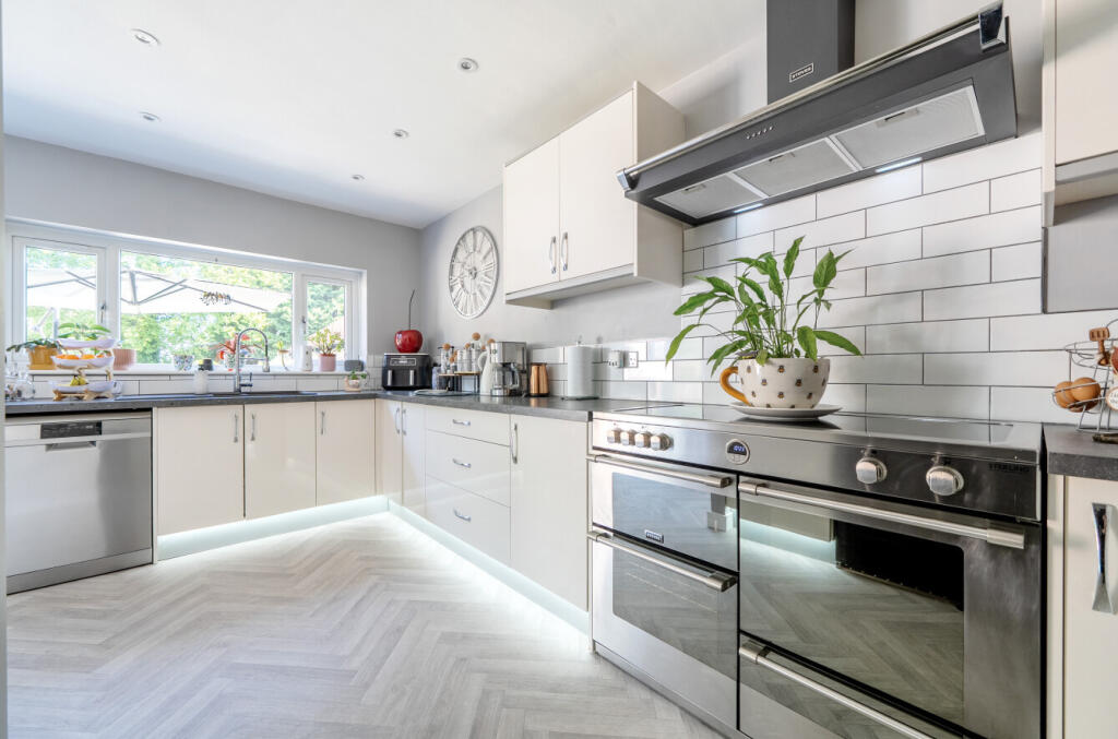 11-682469800ea49-...