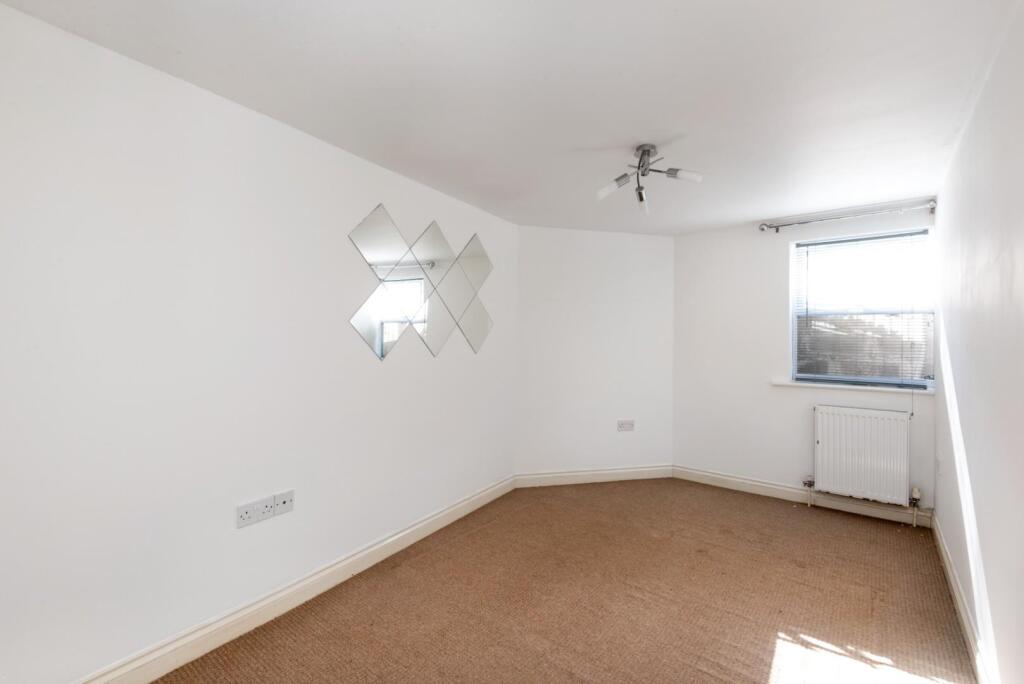 Flat 1, Clouds Hill Court, 69 Clouds Hill Road, Br