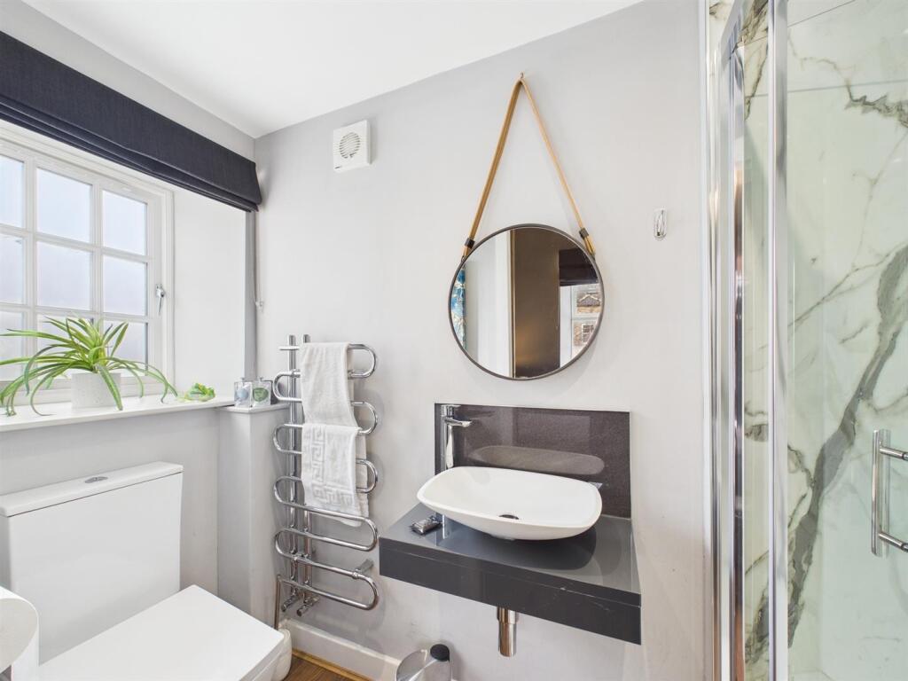 G Bed 2 Ensuite.jpg