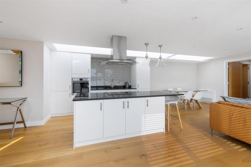 Flat 2, 278 High Street GU1 3JL-4.jpg