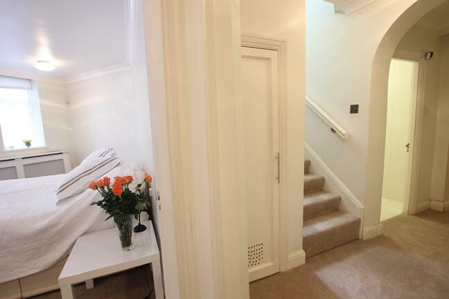 10 Bishops Court Hal