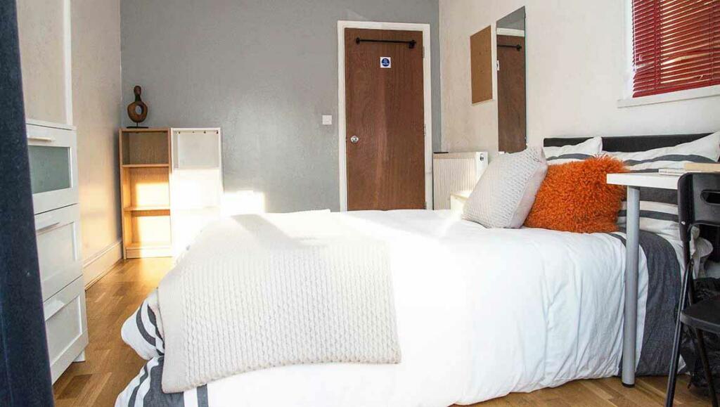 6-bed-student-house-britannia-road-north-3-portsmo