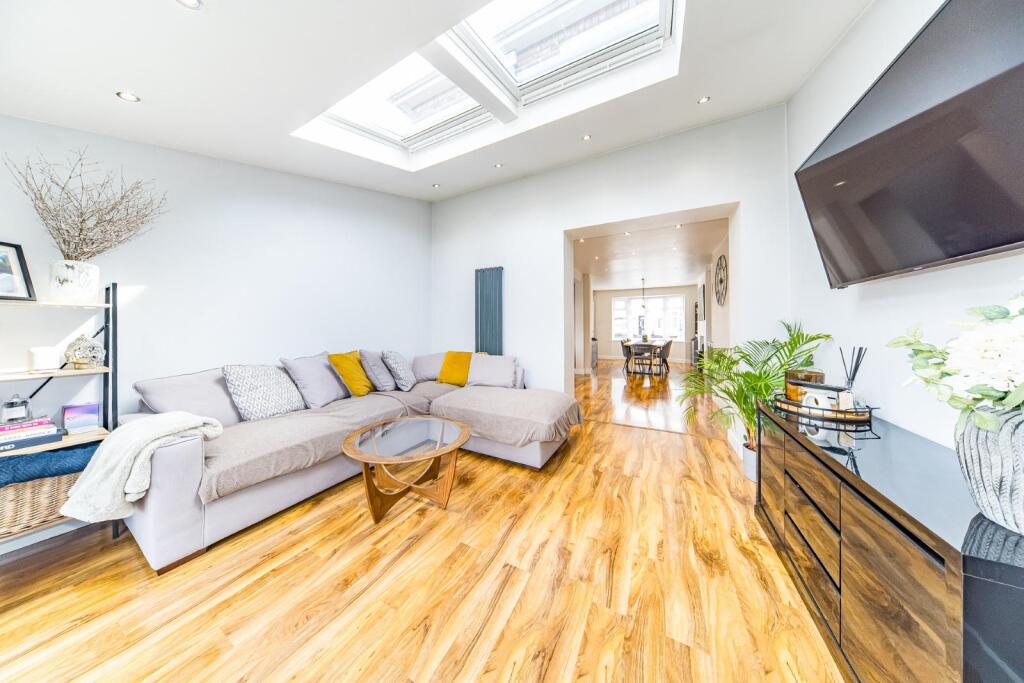 36 Ford Road sun lounge 2.jpg