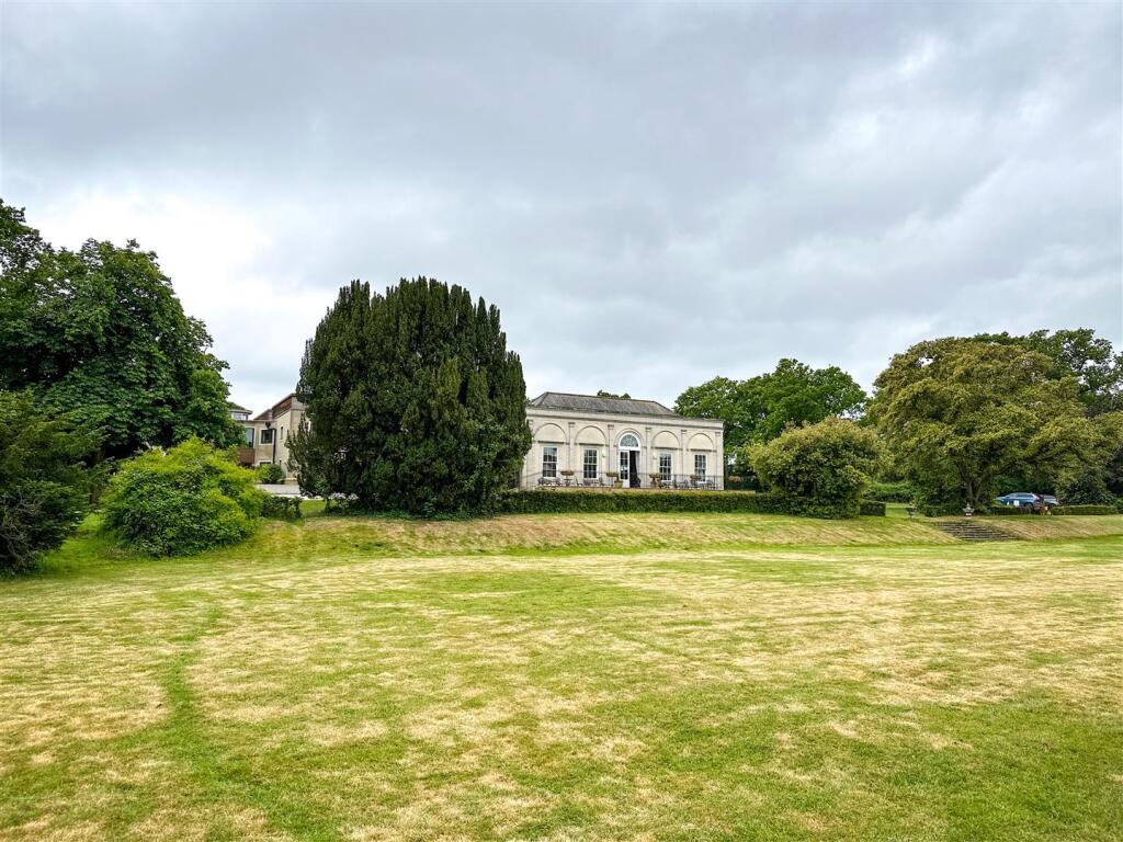 OUTSIDE - COMMUNAL GARDENS