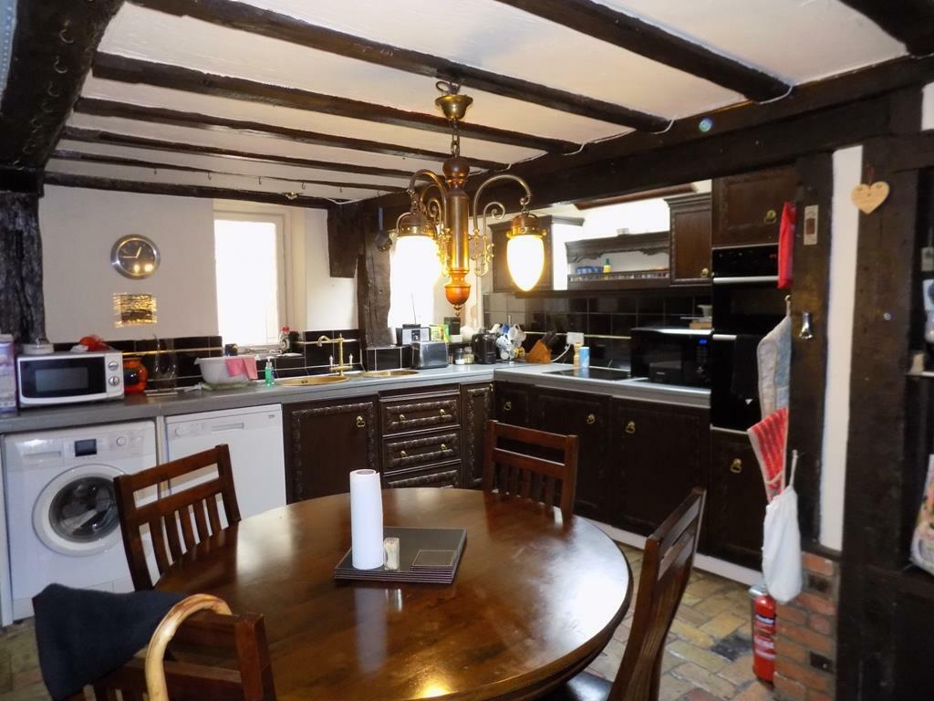 EAT-IN KITCHEN