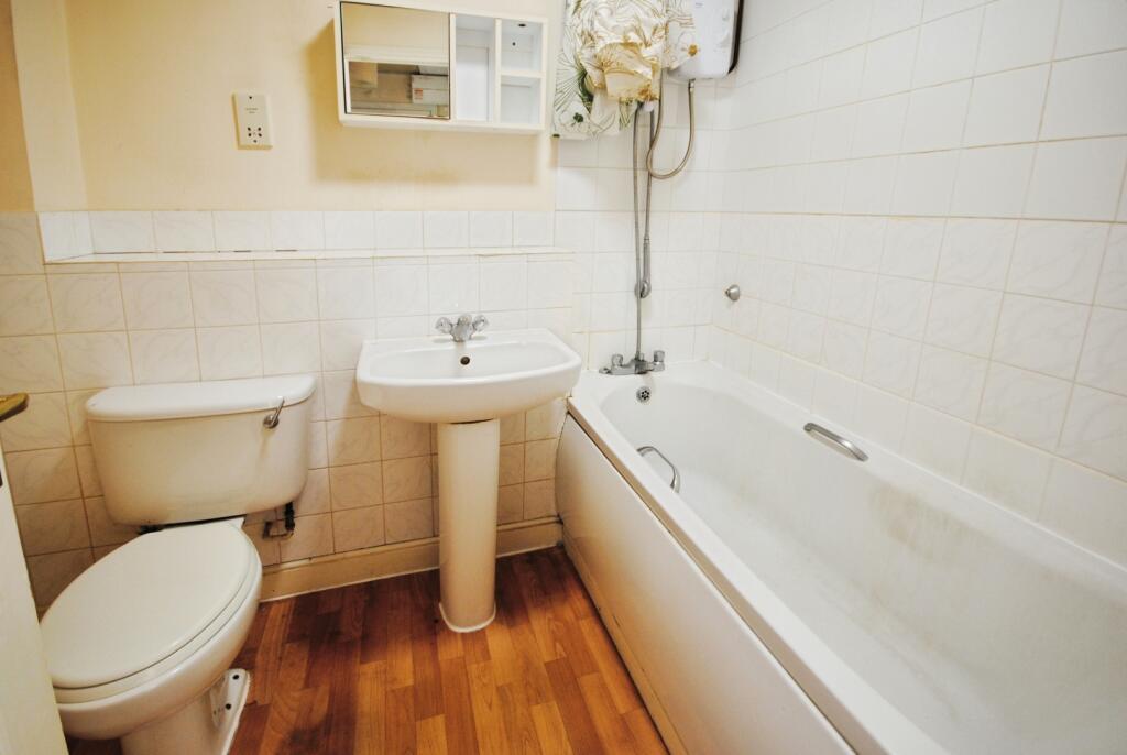 pbox-bathroom-347391.JPG