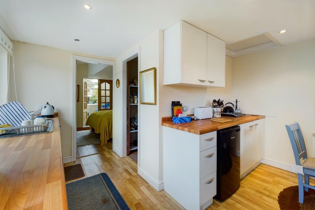Annexe Kitchen Di...