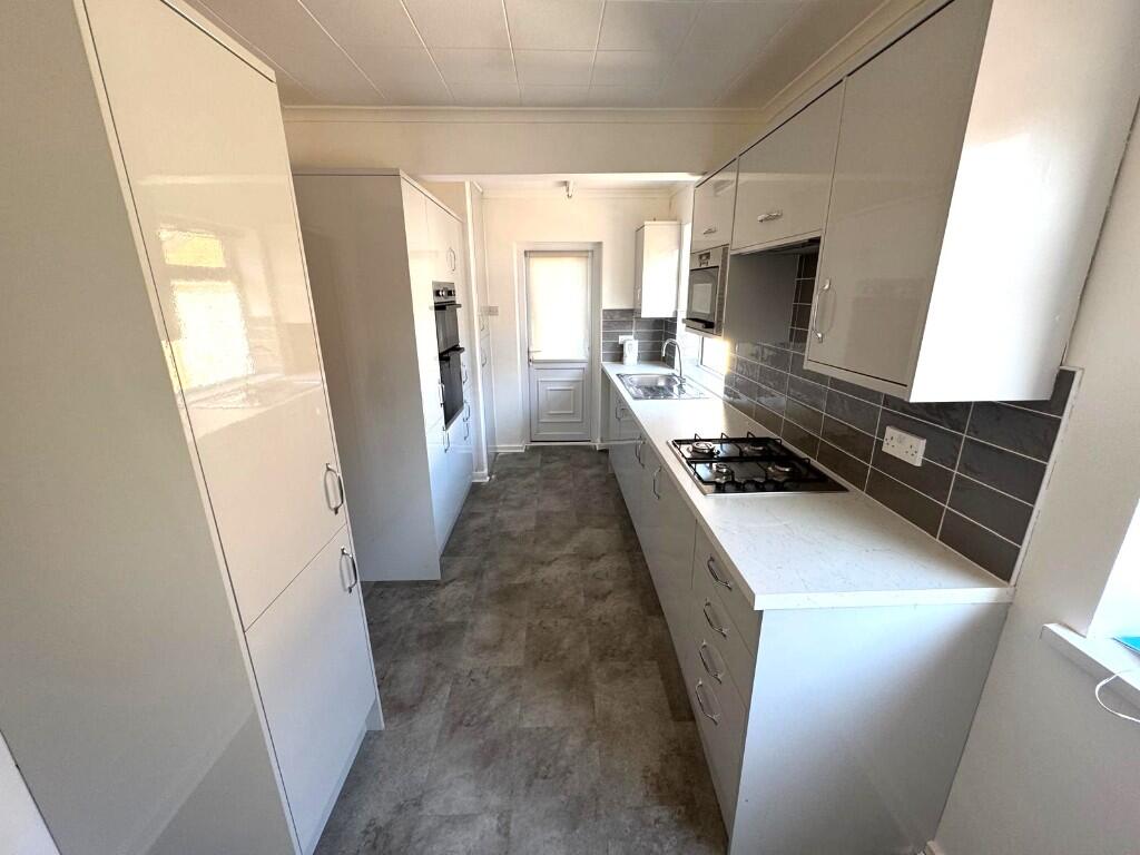 FITTED KITCHEN