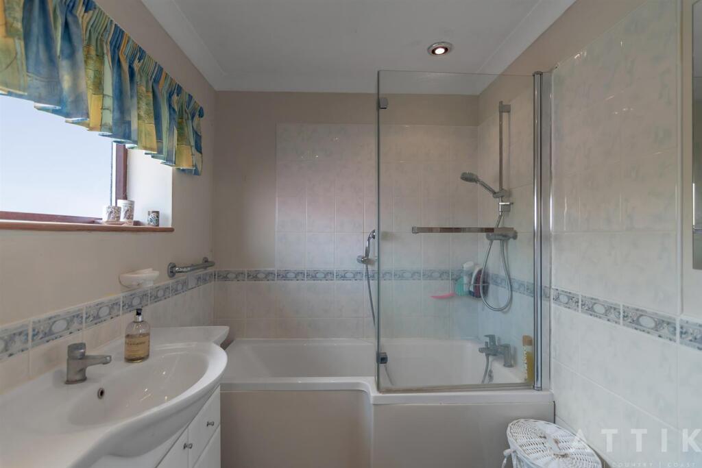 57 Holton Road Halesworth IP19 8HQ (40).jpg