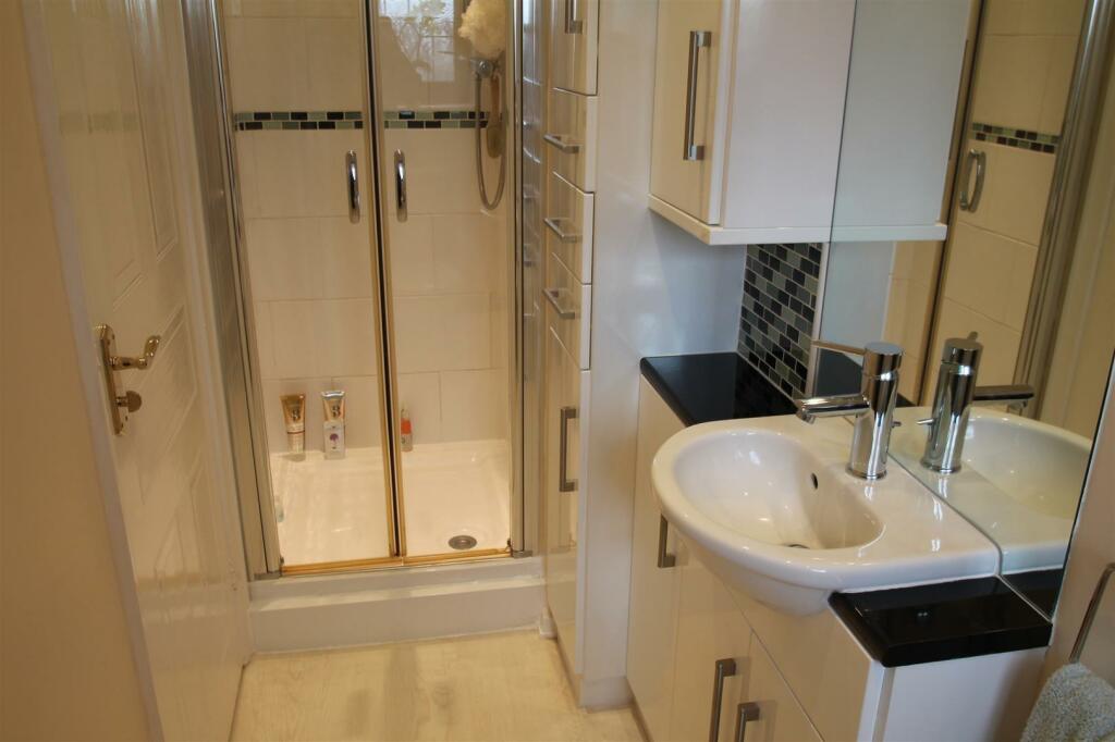 curlew en-suite.jpg