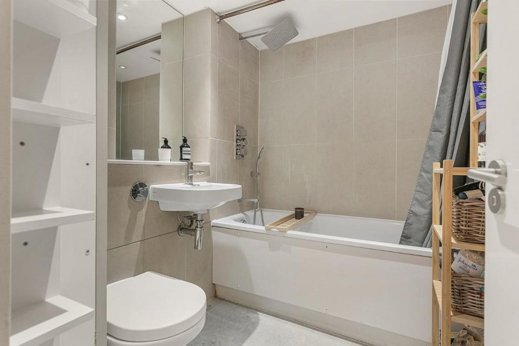 Bathroom (1).jpg