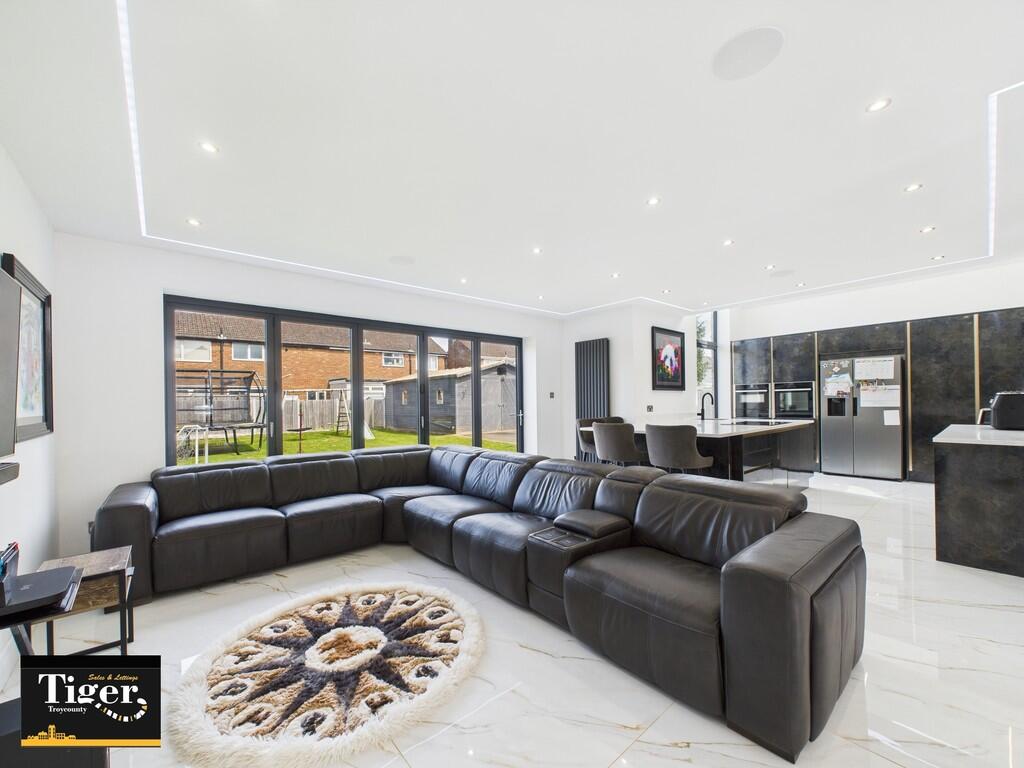 CAM02176G0-PR0559...