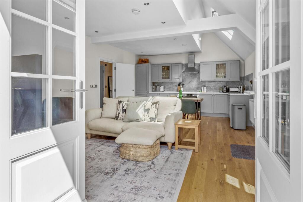 OPEN PLAN LIVING AREA