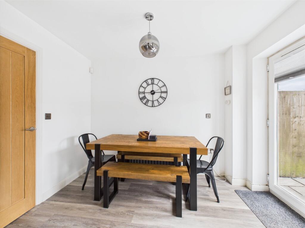 CAM03729G0-PR0048-STILL009