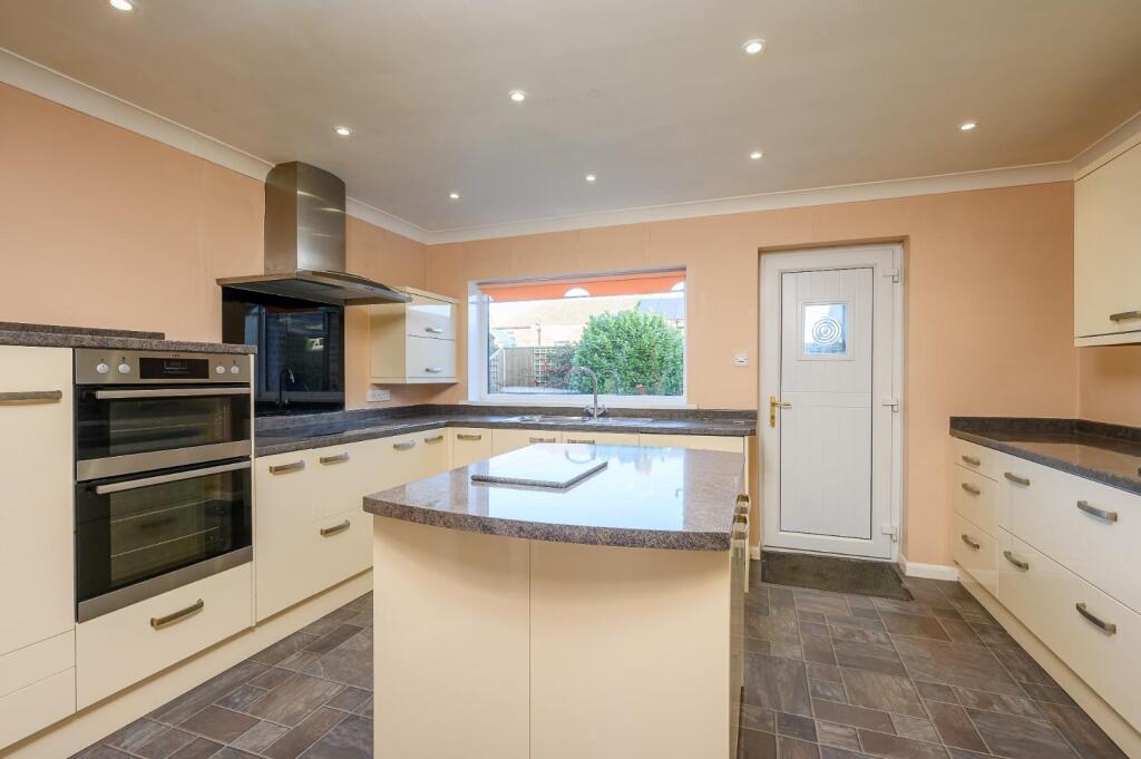 68 Howe Rd-8.jpg