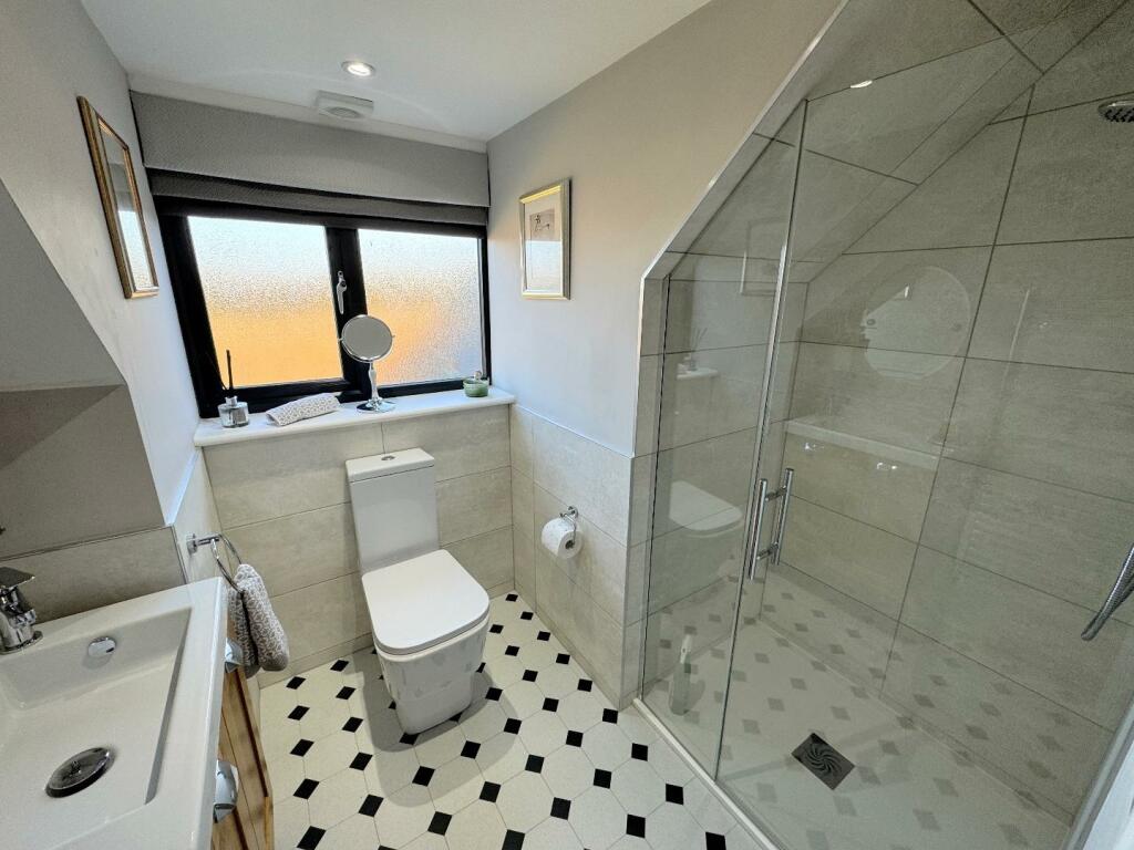 SHOWER ROOM (FIRST FLOOR)