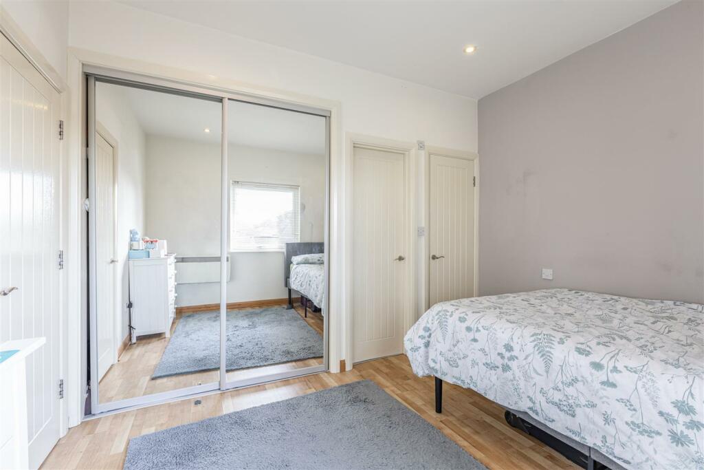 8 Vanners Parade, Byfleet, KT14 7RZ - 7.jpg