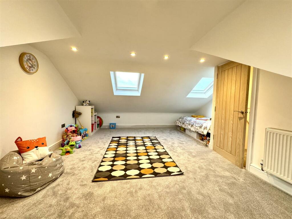 BEDROOM 4