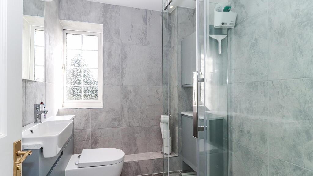FAMILY SHOWER ROOM