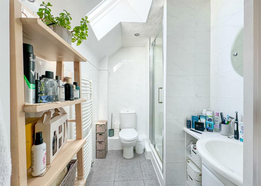 MASTER EN-SUITE