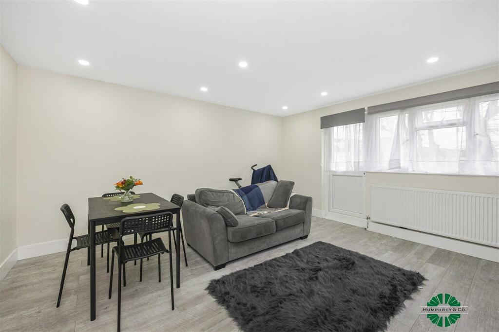 Flat 14  Fyfield Court  Disraeli Road -007.JPG