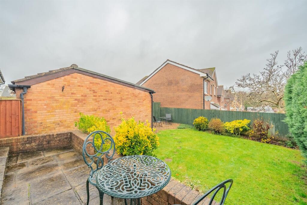 24 Larch Close-26.jpg