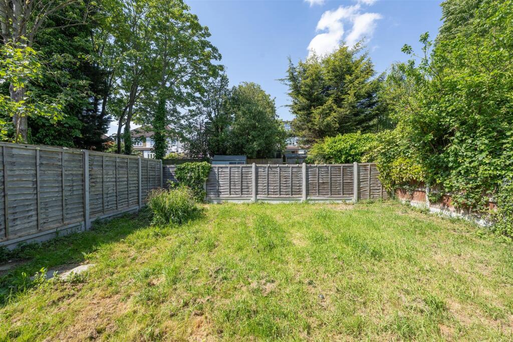 Onslow Gardens, E18