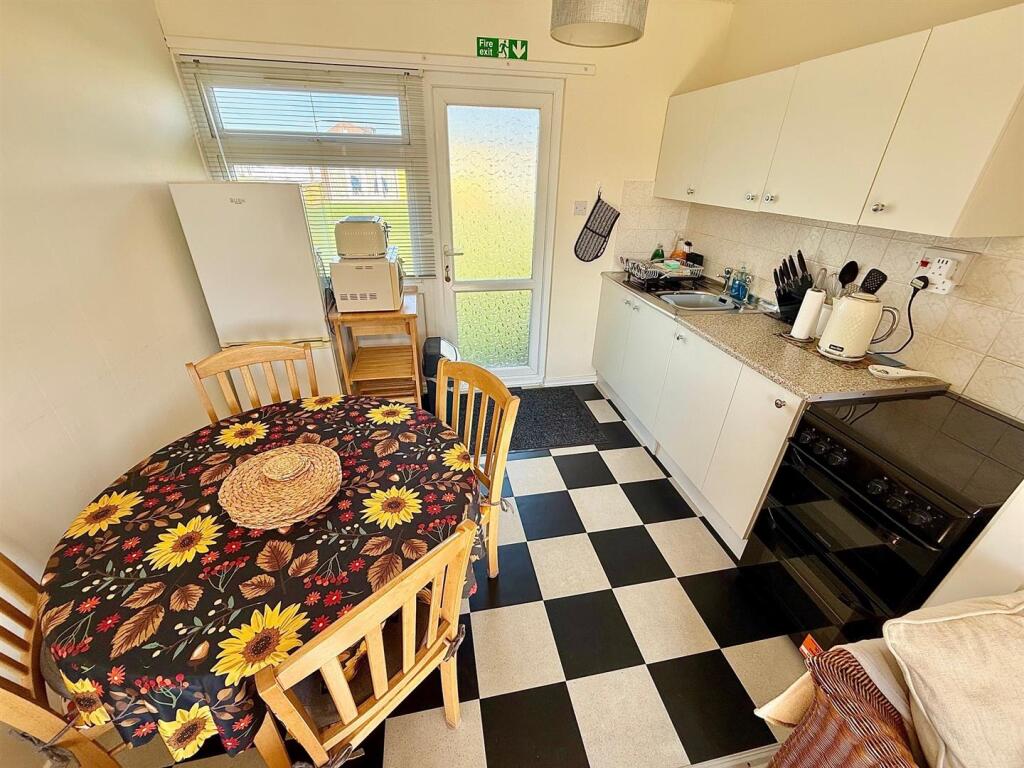 Kitchen/Dining Area