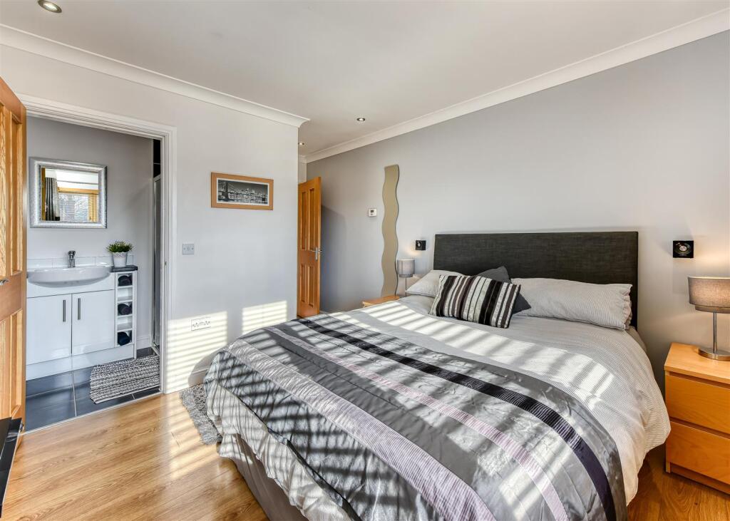 32 Post Office Road-bed2b.jpg