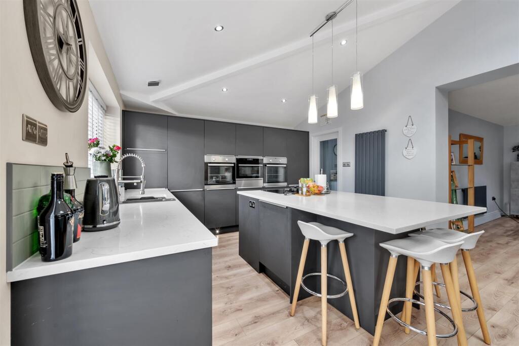 Kitchen (2).jpg