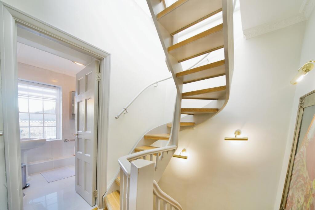 12 Squires Mount, Hampstead, London, NW3 1ED