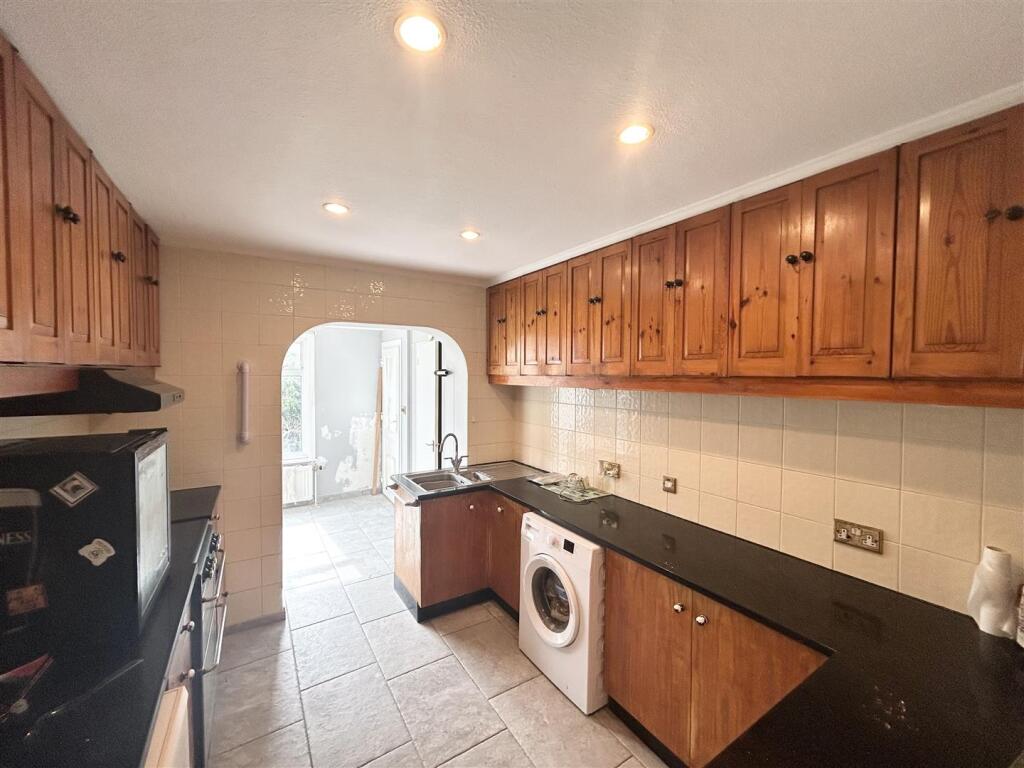 Kitchen/Breakfast Room: