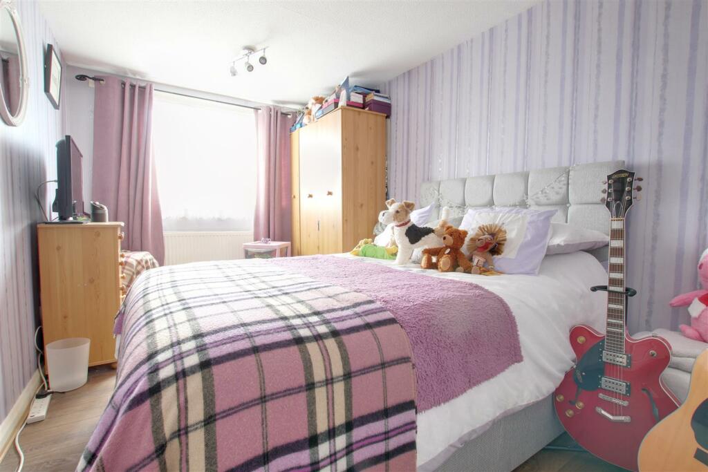 BEDROOM 2 (REAR)