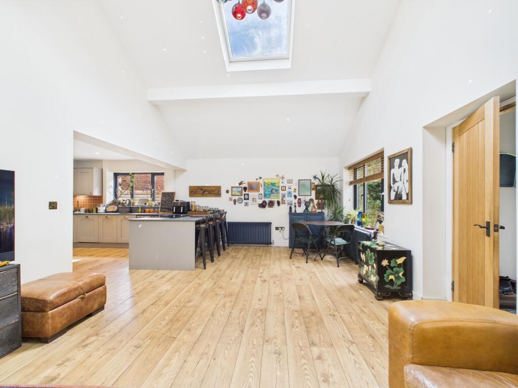 CAM02093G0-PR0053-STILL018