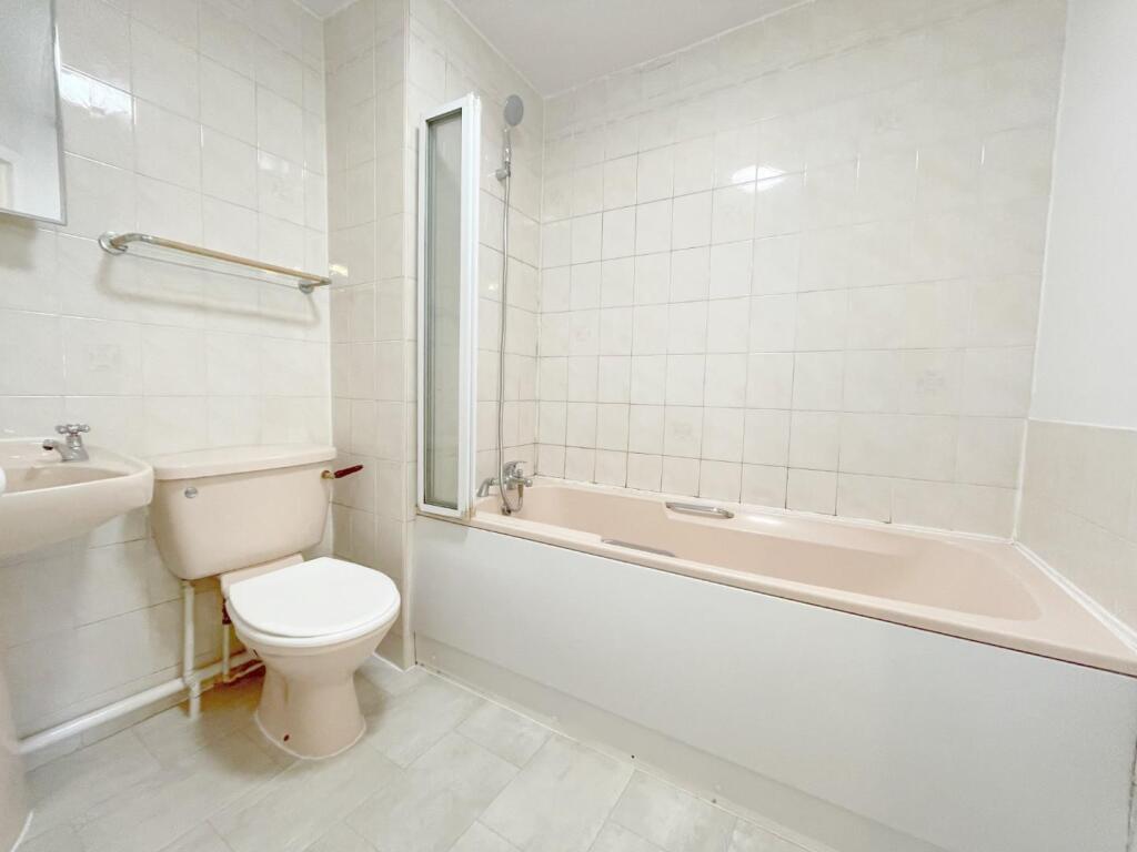 BATHROOM.jpeg
