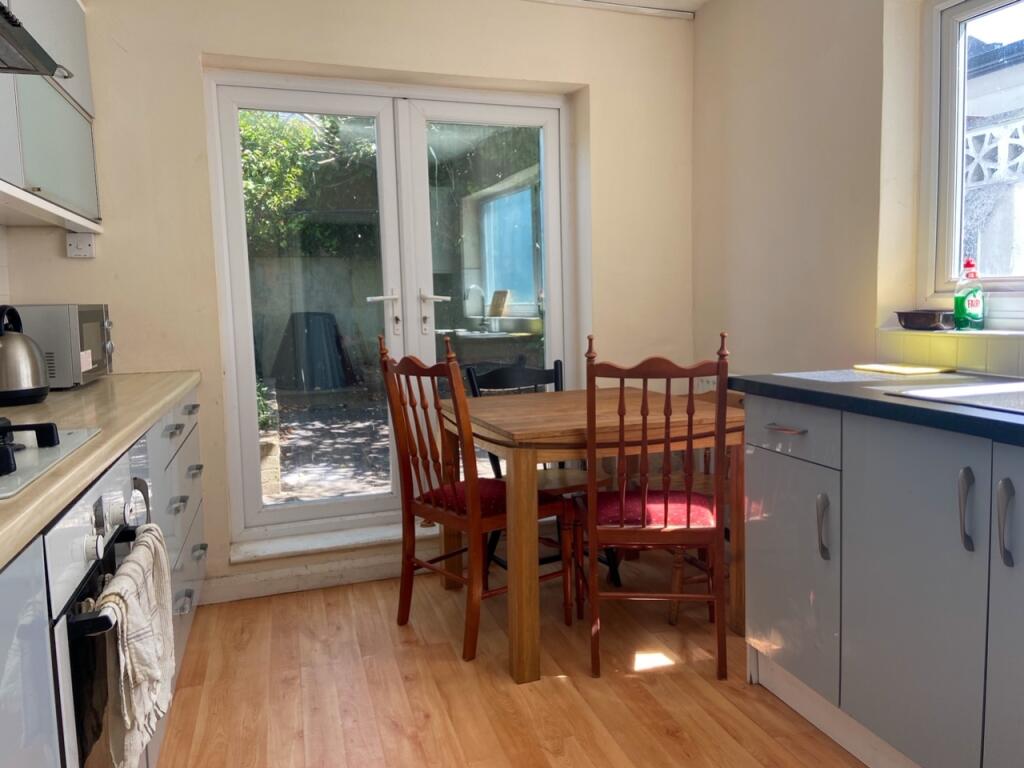 64 Brading Road Kitchen (2)