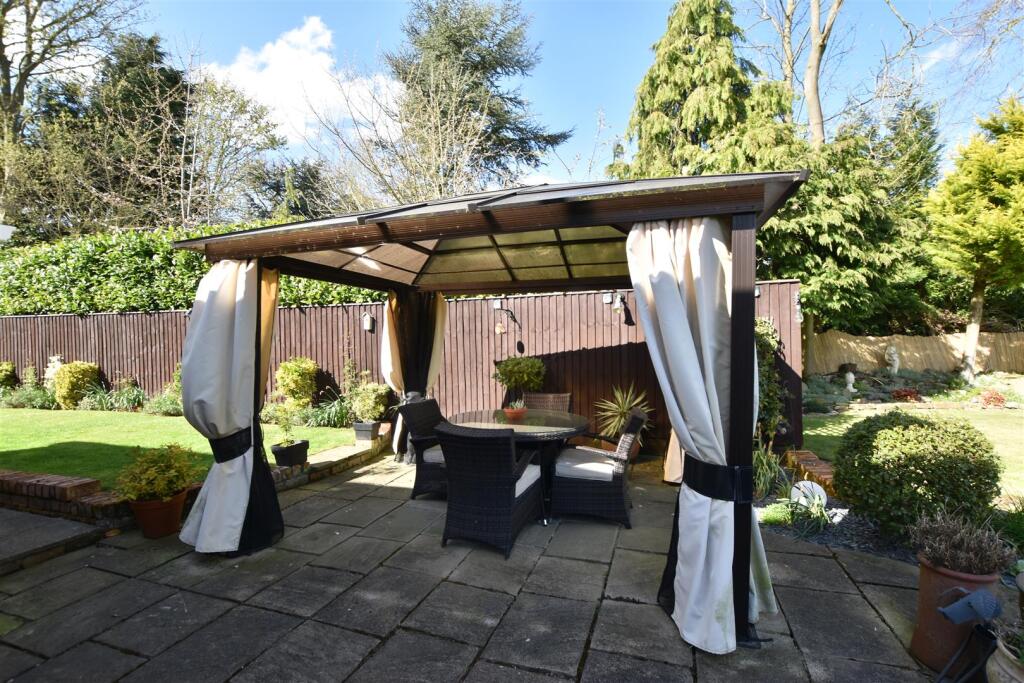 UNDERCOVER SEATING AREA